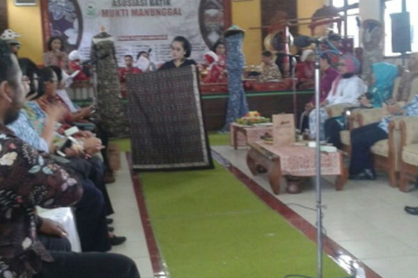 Perajin batik memamerkan kain batik dengan pewarna alami di sela-sela kegiatan ulang tahun ke dua Asosiasi Pengrajin Batik Mukti Manunggal Sleman, di Balai Desa Trihanggo, Gamping, Sabtu (28/1/2017). (Foto istimewa)
