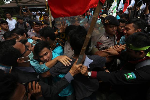 Mahasiswa dari berbagai universitas di Soloraya terlibat aksi dorong dengan polisi saat berunjuk rasa di depan Balai Kota Solo, Senin (9/1/2017). (Nicolous Irawan/JIBI/Solopos)