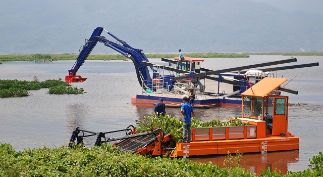Operator mengoperasikan alat berat khusus pengeruk tanaman eceng gondok di Rawa Pening, Bawen, Kabupaten Semarang, Jateng, Rabu (11/1/2017). (JIBI/Solopos/Antara/Aditya Pradana Putra)