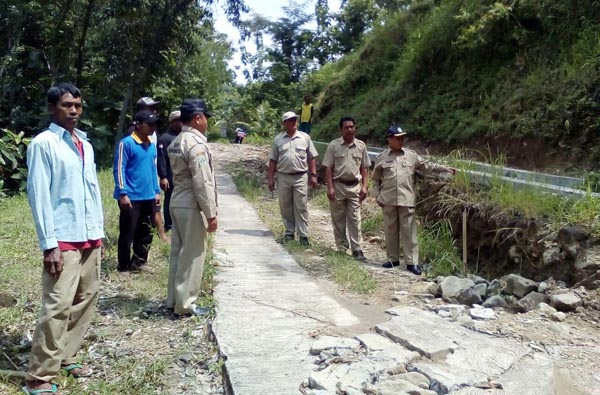 Wakil Bupati Gunungkidul Immawan Wahyudi (paling kanan) saat meninjau lokasi jalan ambles di Dusun Plalar, Umbulrejo, Ponjong, Senin (9/1/2017). (David Kurniawan/JIBI/Harian Jogja)
