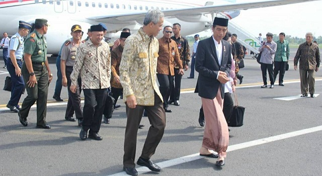 Gubernur Jateng Ganjar Pranowo menyambut Presiden Joko Widodo di Bandara Ahmad Yani, Kota Semarang, Jateng, Minggu (8/1/2017). (Facebook.com-Ganjar Pranowo)