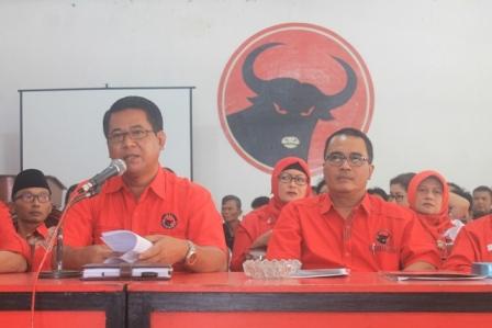 Ketua DPC PDIP Klaten, Sunarna (kiri), berbicara kepada pers di Kantor DPC PDIP Klaten, Kamis (5/1/2017). (Ponco Suseno/JIBI/Solopos)