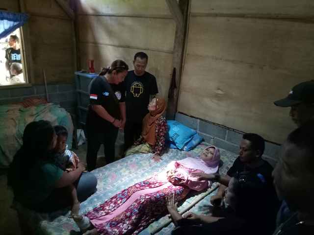 Anggota tiga komunitas di Sragen mengunjungi Sulami, 35, wanita dengan penyakit langka di rumahnya, Dusun Selorejo Wetan, RT 31, Desa Mojokerto, Kedawung, Sragen, Minggu (8/1/2017). (Moh. Khodiq Duhri/JIBI/Solopos)