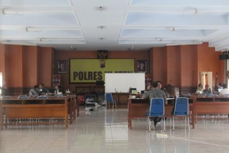 Sejumlah PNS menjalani pemeriksaan di Aula Satya Haprabu, Mapolres Klaten, Selasa (3/1/2017). (Taufiq Sidik Prakoso/JIBI/Solopos)