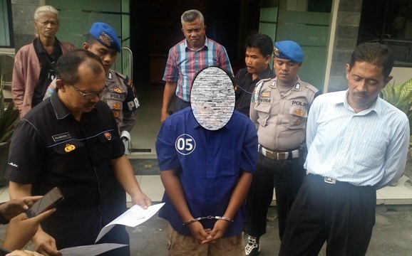 Polisi mengungkap tersangka kasus pencabulan ABG, GBP, 18, (tengah) di Mapolresta Solo, Selasa (10/1/2017). (Muhammad Ismail/JIBI/Solopos)