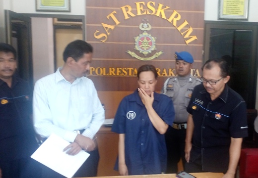 Niken Erlina Siswanti, 47 (tengah), yang ditangkap Polresta Solo dalam kasus pencurian Senin (9/1/2017), ditunjukkan kepada wartawan di Mapolresta Solo, Rabu (11/1/2017). (Muhammad Ismail/JIBI/Solopos)