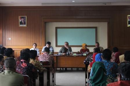 Sekda Provinsi Jawa Tengah, Sri Puryono (tengah), memberikan pengarahan kepada pejabat di Ruang B2 Setda Klaten, Jumat (6/1/2017). (Taufiq Sidik Prakoso/JIBI/Solopos)