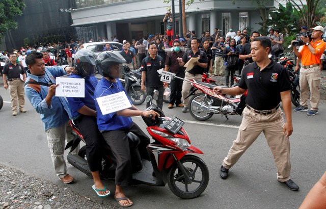 Polisi menggelar reka ulang kasus sweeping di Social Kitchen di Banjarsari, Solo, Rabu (11/1/2017). (Sunaryo Haryo Bayu/JIBI/Solopos)