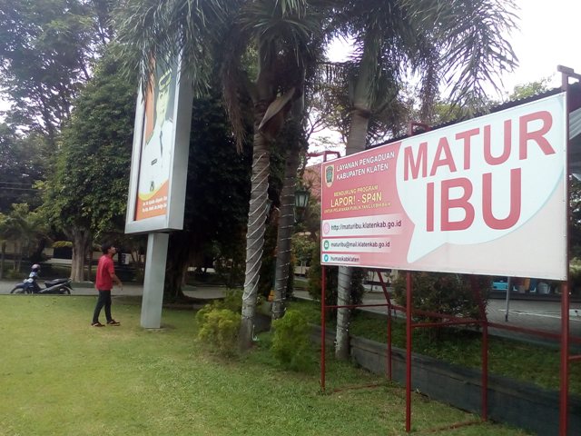 Baliho berisi informasi tentang layanan Matur Ibu terpasang di Pendapa Pemerintah Kabupaten (Pemkab) Klaten. Foto diambil Sabtu (7/1/2017). (Ponco Suseno/JIBI/Solopos)