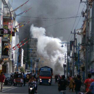Asap membubung di kawasan Singosaren Solo akibat trafo yang meledak dan terbakar, Senin (9/1/2017). (JIBI/Solopos/Istimewa/Andi Sumarsono)