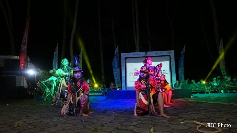 Kelompok kesenian lokal menjadi hiburan bagi ribuan warga Kulonprogo yang tumpah ruah di Waduk Sermo pada malam pergantian tahun, Sabtu (31/12/2016). (Sekar Langit Nariswari/JIBI/Harian Jogja)