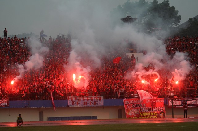 Suporter Pasoepati menyalakan kembang api saat mendukung tim kesayangannya, Persis Solo yang melawan Persik Kediri dalam laga Divisi Utama LPIS di Stadion Manahan, Solo. (JIBI/SOLOPOS/Agoes Rudianto)