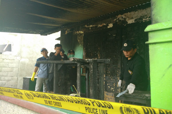 Tim Puslabfor Bareskrim Mabes Polri Cabang Semarang saat mengambil sample benda yang terbakar di salah satu lokasi kebakaran di daerah Gamping Lor, Gamping, Sleman, Selasa (7/2/2017). (Yudho Priambodo/JIBI/Harian Jogja)