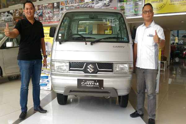 General Manager Suzuki Sumber Baru Mobil Rizky Indriananta (kiri) dan Marketing Manager Suzuki Sumber Baru Mobil Erwin Dirgantoro (kanan) berfoto di samping mobil New Carry Pick Up di showroom Suzuki Sumber Baru Mobil Jl. Laksda Adisutjipto, Sabtu (7/2/2017). (Bernadheta Dian Saraswati/JIBI/Harian Jogja)