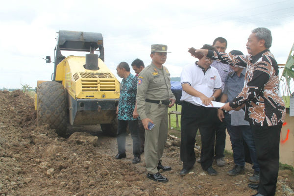 Penjabat Bupati Kulonprogo, Budi Antono meninjau lahan relokasi warga terdampak bandara New Yogyakarta International Airport (NYIA) di Desa Janten, Kecamatan Temon, Kulonprogo, Jumat (24/2/2017). (Rima Sekarani I.N./JIBI/Harian Jogja)
