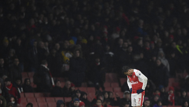 Striker Arsenal, Alexis Sanchez tertunduk saat timnya dikalahkan Watford 1-2, Senin (1/2/2017) dinihari WIB. (JIBI/Reuters/Dylan Martinez)
