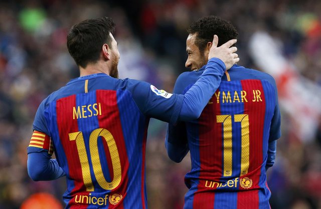 Dua striker Barcelona, Lionel Messi dan Neymar Jr. saat pertandingan kontra Athletic Bilbao, Sabtu (4/2/2017). (JIBI/Reuters/Albert Gea)
