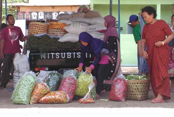 Pedagang sayuran di Pasar Giwangan menjual komoditas cabai rawit kepada para pedagang rumahan, belum lama ini. (Bernadheta Dian Saraswati/JIBI/Harian Jogja)