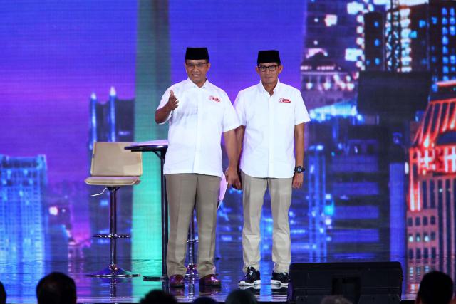 Pasangan calon nomor urut 3 Anies Baswedan (kiri)-Sandiaga Uno, mengikuti debat publik final di Jakarta, Jumat (10/2/2017) malam. (Dwi Prasetya/JIBI/Solopos)