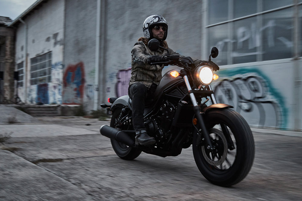 Bentuk dan tinggi Honda Rebel diklaim memberi kenyamaan duduk si pengendara. (Istimewa/Honda)