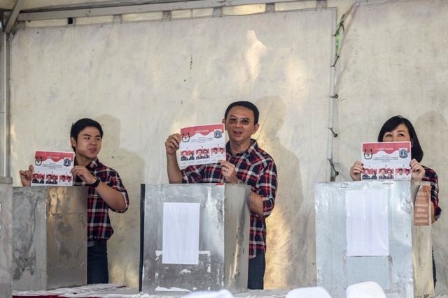 Calon Gubernur DKI Jakarta No 2 Basuki Tjahaja Purnama (Ahok) bersama istri, Veronica Tan dan anak, Nicholas Sean Purnama mencoblos di TPS 54 kawasan Pantai Mutiara, Pluit, Jakarta, Rabu (15/2/2017). (JIBI/Solopos/Antara/Hafidz Mubarak A)