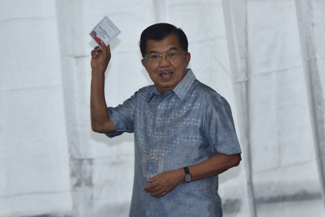 Wakil Presiden Jusuf Kalla seusai mencoblos di TPS 3 Pulo, Kebayoran Baru, Jakarta, Rabu (15/2/2017). (JIBI/Solopos/Antara/Wahyu Putro A)