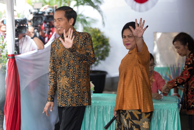 Presiden Joko Widodo dan Istri, Iriana Widodo melambaikan tangan seusai menggunakan haknya di TPS 04 Gambir, Jakarta, Rabu (15/2/2017). (JIBI/Solopos/Anatara/Rosa Panggabean)