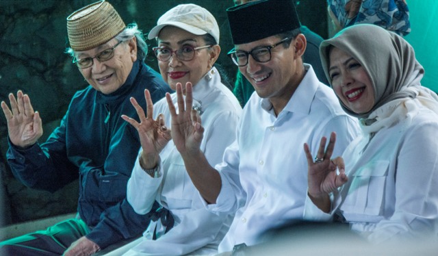 Calon Wakil Gubernur DKI Jakarta No 3 Sandiaga Uno beserta keluarga berpose di TPS 1, Jalan Daha IV, Selong, Kebayoran Baru, Jakarta, Rabu (15/2/2017).(JIBI/Solopos/Antara/Aprillio Akbar)