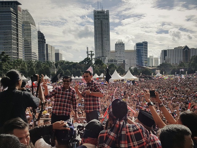 Ahok-Djarot saat Konser Gue 2, di Ex Driving Senayan, Jakarta, Sabtu (4/2/2017) sore. (Twitter/@iwetramadhan)