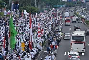 Umat muslim mengikuti aksi 212 di depan Kompleks Parlemen Senayan, Jakarta, Selasa (21/2). Peserta aksi 212 di depan Kompleks Parlemen Senayan, Jakarta, Selasa (21/2/2017). (JIBI/Solopos/Antara/Wahyu Putro A)