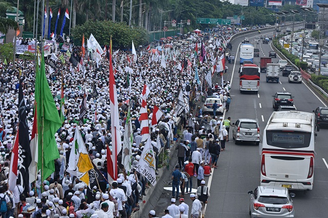 Peserta aksi 212 di depan Kompleks Parlemen Senayan, Jakarta, Selasa (21/2/2017). (JIBI/Solopos/Antara/Wahyu Putro A)