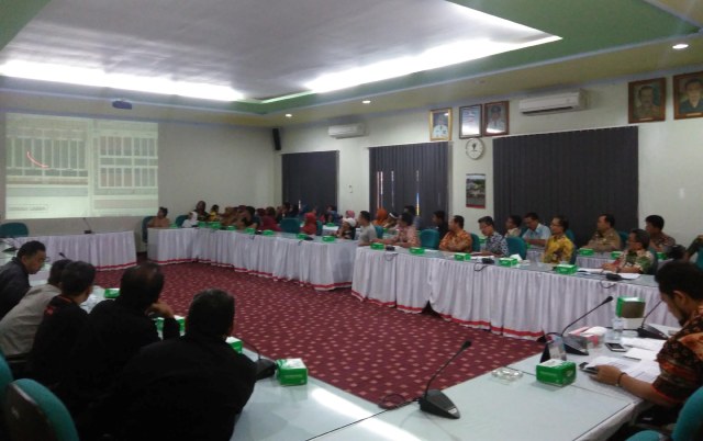Para pedagang, pegiat Formas, dan pejabat Disperindag mengikuti audiensi terkait polemik penataan pedagang Pasar Masaran di ruang serbaguna DPRD Sragen, Rabu (8/2/2017). (Tri Rahayu/JIBI/Solopos)