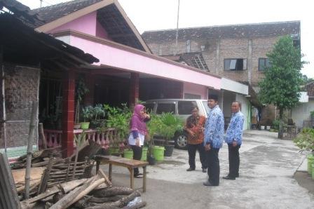 Lurah Gayam, Havid Danang (kiri), menengok warganya yang terserang chikungunya di Dukuh Mojo RT 003/RW 008, Gayam, Sukoharjo, Jumat (17/2/2017). (Trianto Hery Suryono/JIBI/Solopos)