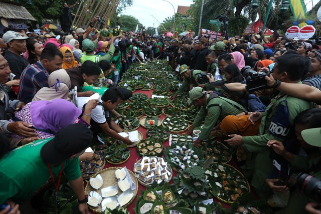Warga berebut jenang gratis pada Festival Jenang Solo (FJS) 2017 di Ngarsopuro, Solo, Jumat (17/2/2017). (Nicolous Irawan/JIBI/Solopos)