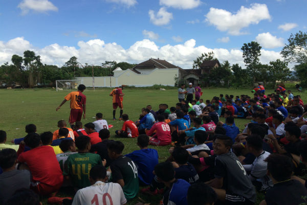 Tim tallent schooting dari Asprov PSSI DIY saat memimpin jalannya seleksi pemain untuk Timnas U-19 di Lapangan Gamelan, Sendangtirto, Berbah, Sleman, Senin (13/2/2017) siang. (Jumali /JIBI/Harian Jogja)