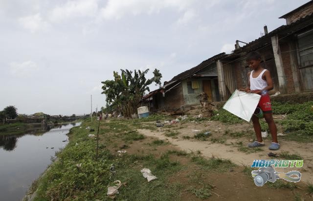Anak-anak bermain di bantaran Kali Pepe, Kampung Gondang Wetan, Banjarsari, Solo. Foto diambil belum lama ini. (Ivanovich Aldino/JIBI/Solopos)