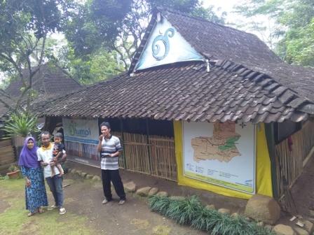 Pasangan suami istri, Joko Narimo (menggendong bayi) dan Anna Subekti (kiri) di depan Rumah Baca Tumpi di RT 016/ RW 004 Dukuh Karang, Desa Pentur, Simo. Foto diambil akhir pekan lalu. (Aries Susanto/JIBI/Solopos)