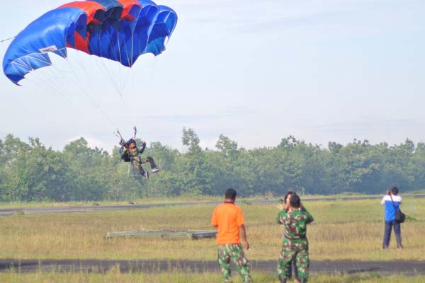 Seorang penerjun dari Detasemen Pertahanan Udara (Denhanud) 474 Korps Paskhas TNI AU Jogja melakukan pendaratan saat latihan terjun payung di Lapangan Terbang (Lapter) Gading, Kecamatan Playen, Kabupaten Gunungkidul, Rabu (8/2/2017). (JIBI/Irwan A. Syambudi)