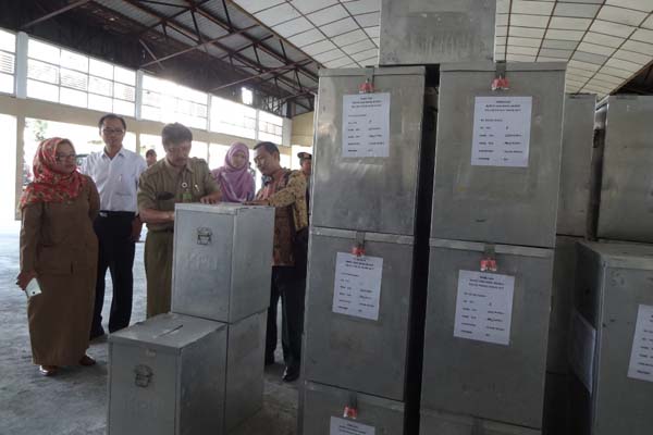 Sekretaris Daerah Kulonprogo, Astungkoro meninjau persiapan logistik Pilkada 2017 di Gudang Pemkab Kulonprogo, Selasa (7/2/2017). (Rima Sekarani I.N./JIBI/Harian Jogja)
