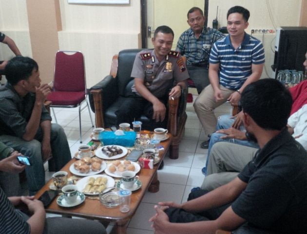 Perwakilan Ikatan Mahasiswa Lombok di Yogyakarta ditemui Wakapolres Karanganyar, Kompol Prawoko, saat beraudiensi di Mapolres Karanganyar, Jumat (17/2/2017). (Sri Sumi Handayani/JIBI/Solopos)