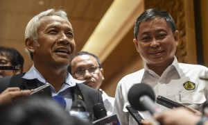 Wakil Ketua DPR Agus Hermanto (kiri) bersama Menteri ESDM Ignasius Jonan (kanan) menjawab pertanyaan wartawan seusai melakukan pertemuan di Kompleks Parlemen, Senayan, Jakarta, Senin (20/2/2017). (JIBI/Solopos/Antara/Hafidz Mubarak A.)