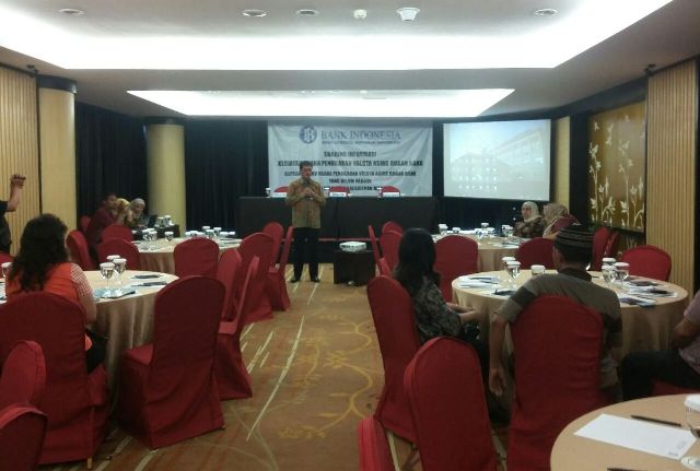 Kepala Tim Sistem Pembayaran dan Keuangan Inklusif Kantor Bank Indonesia Kediri, Beny Wicaksono, memberikan keterangan kepada pengusaha money changer di Karesidenan Madiun di Hotel Aston Madiun, Jumat (17/2/2017). (Abdul Jalil/JIBI/Madiunpos.com)