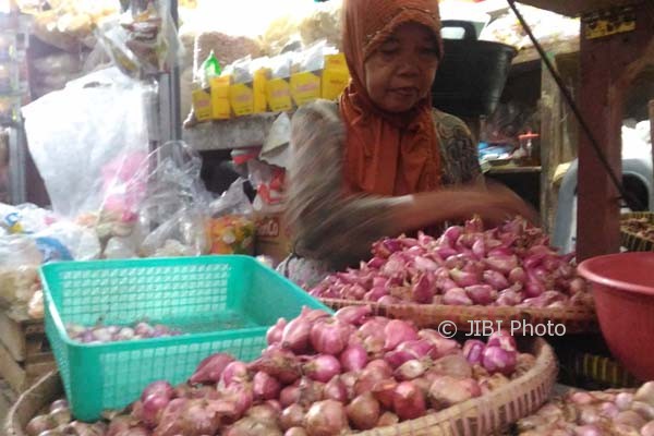 Seorang pedagang di Pasar Kolombo memilah bawang merah untuk dijual, Senin (27/2). Saat ini, harga bawang merah mencapai Rp45.000 per kg untuk kualitas I. (Bernadheta Dian Saraswati/JIBI/Harian Jogja)