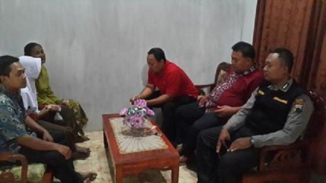 Polisi dari Polsek Kangkung meminta keterangan atas penipuan yang menimpa Senirah, 55, warga RT 001/RW 004, Desa Gebanganom Wetan, Kecamatan Kangkung, Kabupaten Kendal, Jateng, Kamis (16/2/2017). (Facebook.com-Agus Nurus Sofyan)