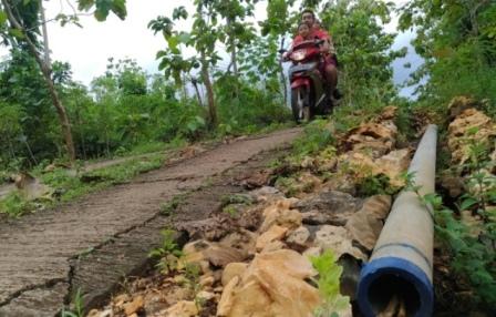 Pengendara melintas di jalan dekat lokasi proyek pipanisasi di Desa Gambirmanis, Pracimantoro, Kamis (16/2/2017). (Rudi Hartono/JIBI/Solopos)