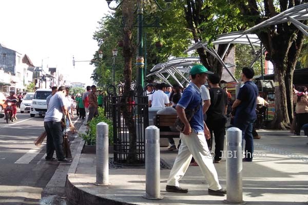 Sejumlah pelaku perhotelan, para anggota Pramuka dan pelaku wisata lainnya membersihkan kawasan Malioboro dalam kegiatan Reresik Malioboro oleh IHGM, Minggu (26/2/2017) pagi. (Holy Kartika N.S /JIBI/Harian Jogja)