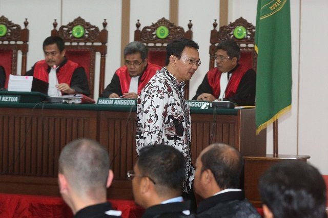 Terdakwa kasus dugaan penistaan agama Basuki Tjahaja Purnama atau Ahok memasuki ruang sidang di Auditorium Kementerian Pertanian, Jakarta, Senin (13/2/2017). (JIBI/Solopos/Antara/Pool/Ramdani)