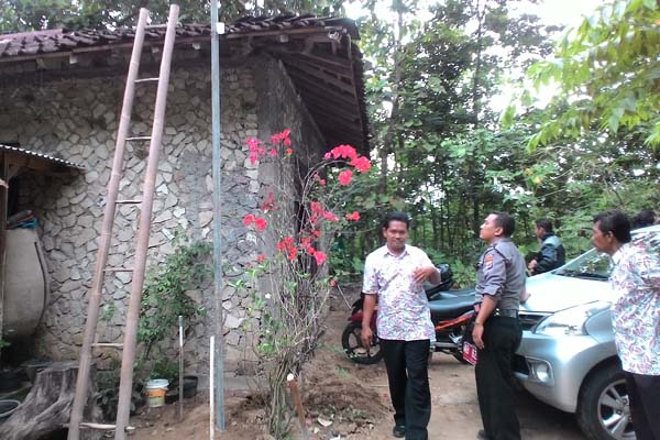 Pipa besi dipasang warga di lokasi semburan uap panas di pekarangan rumah Trisno Wiyono, warga Dusun Keyen, Desa Sampang, Kecamatan Gedangsari, Gunungkidul. Kamis (16/2/2017). (Foto Istimewa/dokumen)