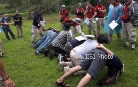 Sejumlah saksi memeragakan adegan saat rekonstruksi kasus dugaan penganiayaan di Tlogodlingo, Gondosuli, Tawangmangu pada Senin (13/3/2017). (Sri Sumi Handayani/JIBI/Solopos)