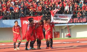 Pemain Persis Solo Joko Prayitno (7) dikerubuti rekannya saat melakukan celebrasi usai mencetak gol ketiga ke gawang PSMP Mojokerto dalam laga uji coba di stadion Manahan, Rabu (15/3). Persis akhirnya unggul 3-1 atas PSMP Mojokerto. (JIBI/SOLOPOS/ Sunaryo Haryo Bayu)